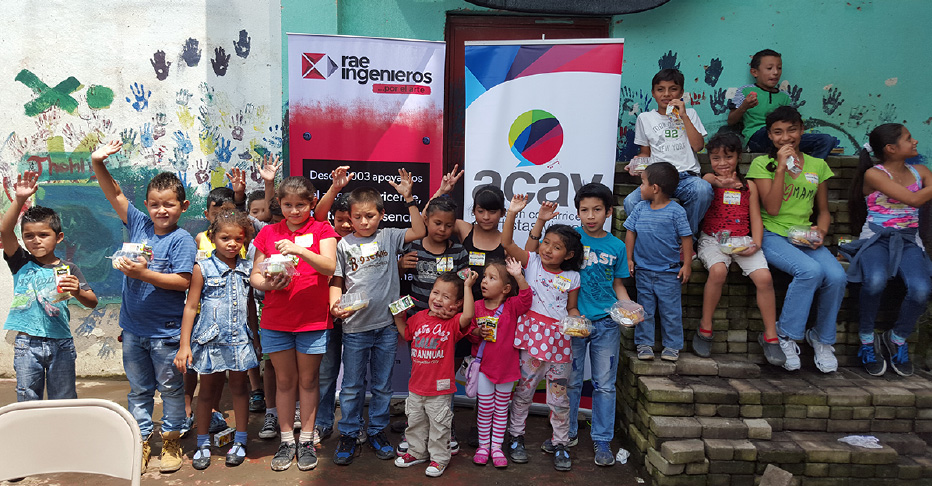 Art workshop with children of SIFAIS, group photo